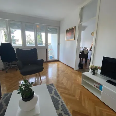 2 Bedroom Apartment/parking/market Daire *