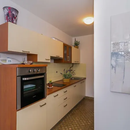 Apartman 2 Bedroom Apartment/parking/market Split