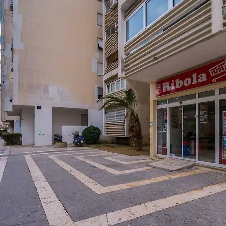 2 Bedroom Apartment/parking/market Apartman