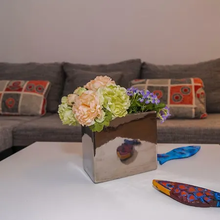 2 Bedroom Apartment/parking/market Apartment