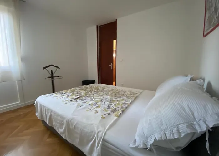 Apartment 2 Bedroom Apartment/parking/market