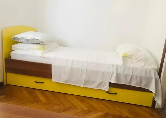 2 Bedroom Apartment/parking/market Apartment