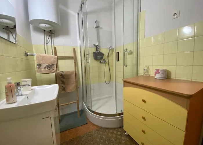 2 Bedroom Apartment/parking/market * Split