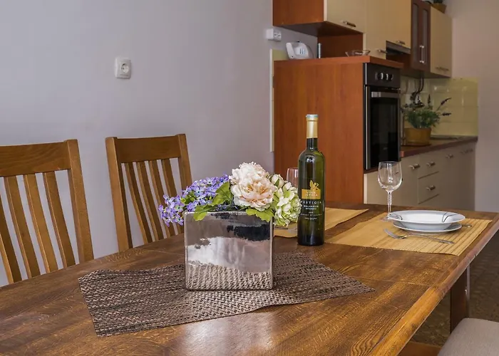 2 Bedroom Apartment/parking/market Apartment