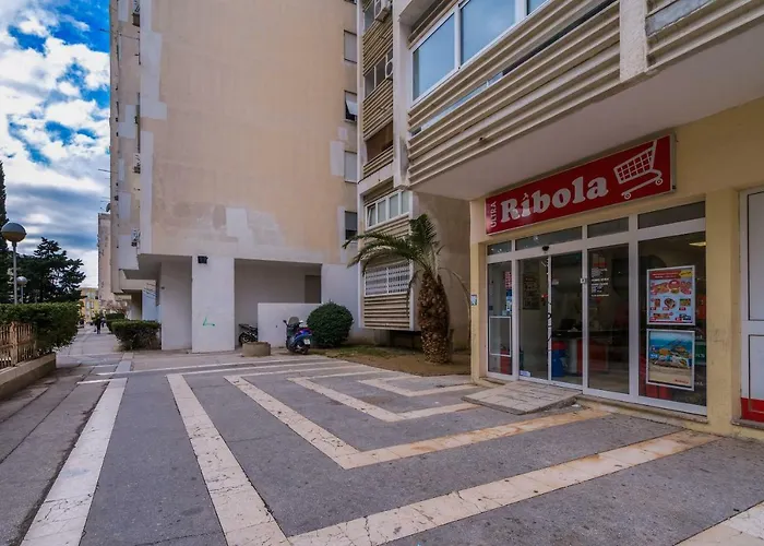 2 Bedroom Apartment/parking/market Apartment